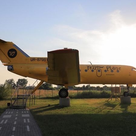 Yellow Plane Yurov Exterior foto